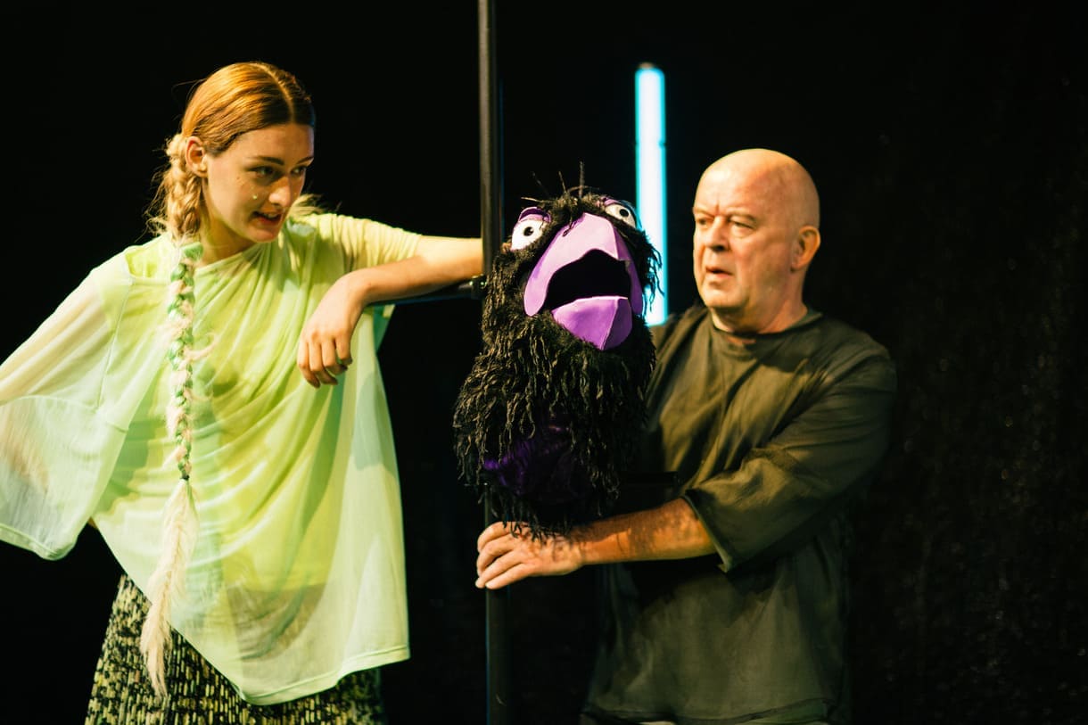 Szenenfoto aus "Die kleine Hexe" in der Dunkelkammer des Wiener Volkstheaters
