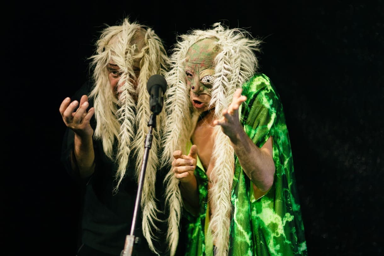 Szenenfoto aus "Die kleine Hexe" in der Dunkelkammer des Wiener Volkstheaters