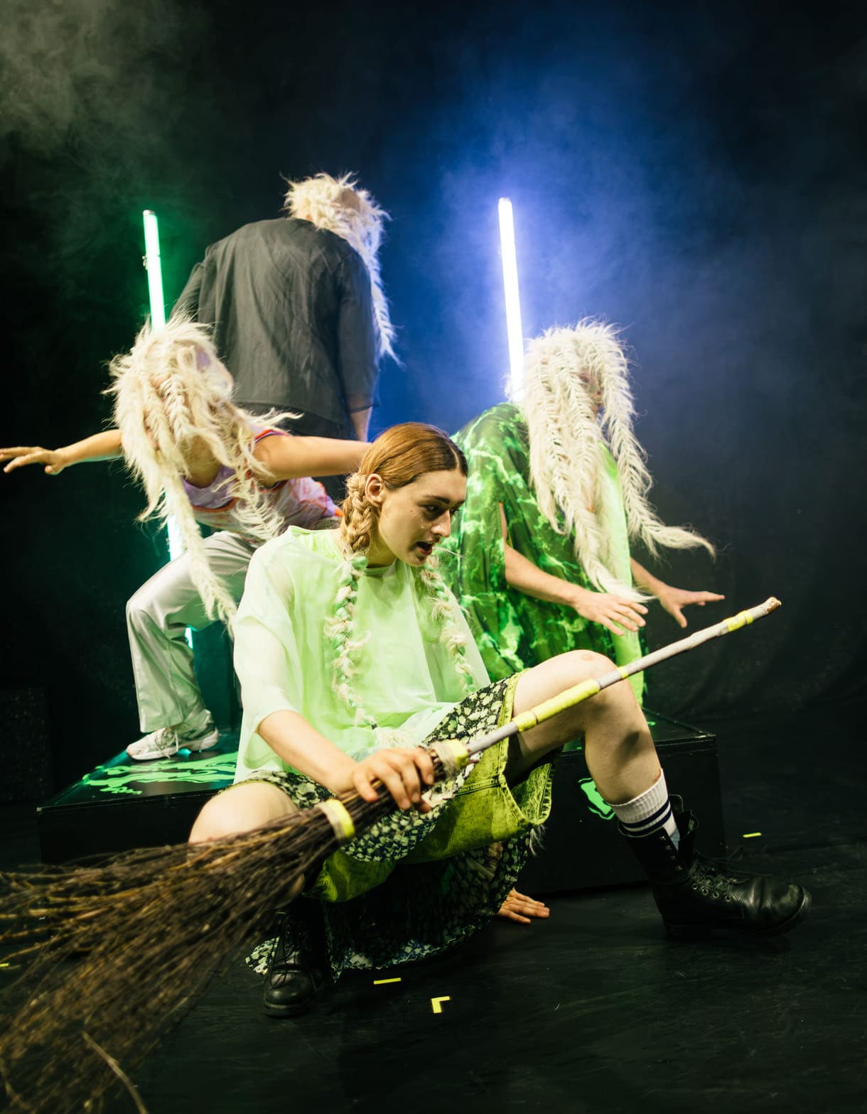 Szenenfoto aus "Die kleine Hexe" in der Dunkelkammer des Wiener Volkstheaters