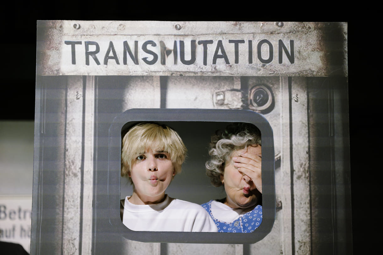 Szenenfoto aus "Die total verjüngte Oma oder Mister Bats Meisterstück", Volkstheater in den Bezirken