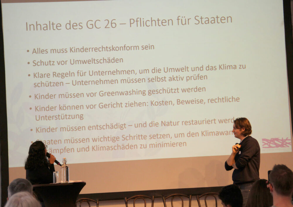Ingrid Pintaritsch (Dreikönigsaktion) und Sebastian Öhner (Kinder- und Jugendanwaltschaft Wien) berichten über den General Comment Tausender Kinder und Jugendlicher zur Kinderrechtskonvention - Schwerpunkt Klimaschutz