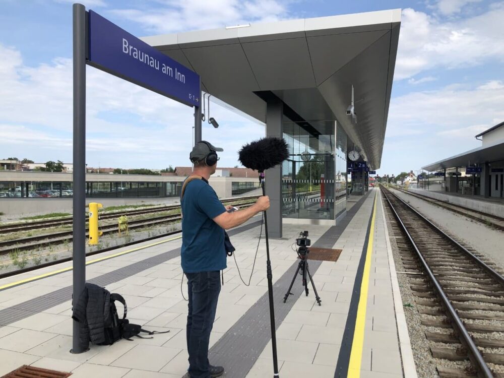 Dreh am Bahnhof Braunau am Inn, im Bild: Tonmeister Stefan Rosensprung