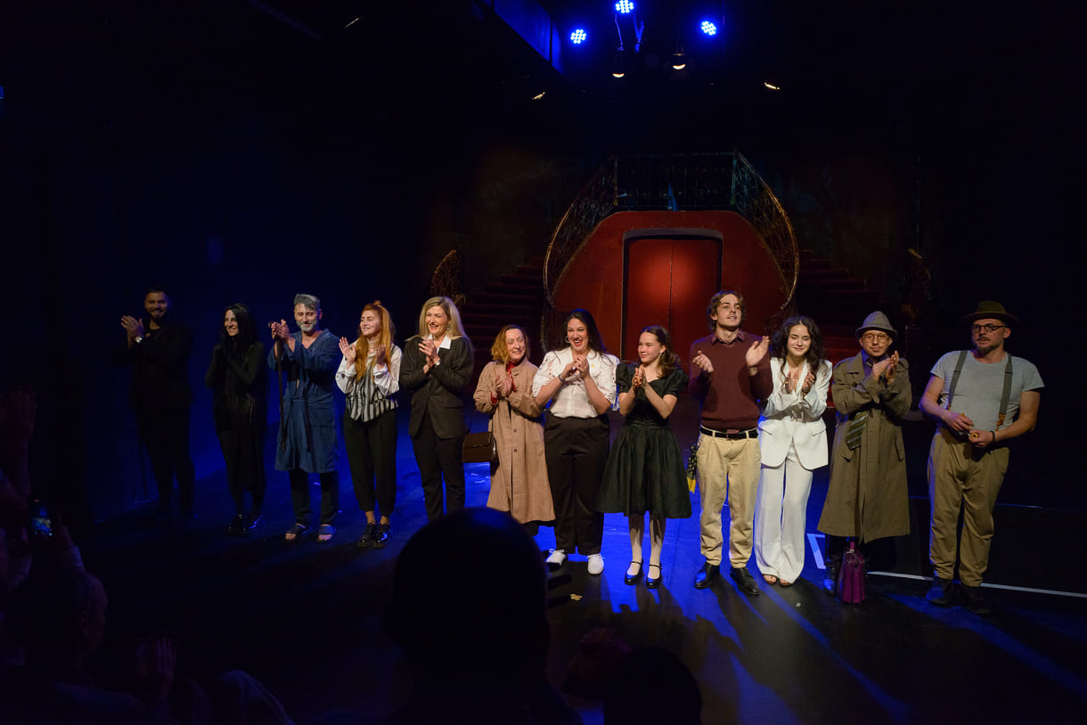 Verbeugung des Ensembles des Jugendtheaters 