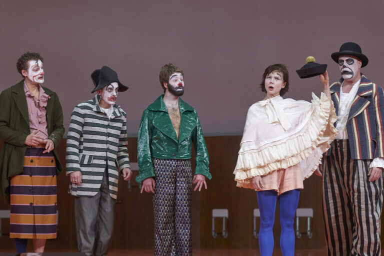 Szenenfoto aus "Dantons Tod" im Wiener Burgtheater: Felix Rech (Camille Desmoulins), Johannes Zirner (Lacroix), Maximilian Pulst (Philippeau), Andrea Wenzl (Marion), Nicholas Ofczarek (Danton)