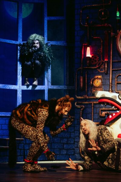 Szenenfoto aus "Der atanarchäolügenialkohöllische Wunschpunsch" vom St. Pöltner Landestheater: Boris Popovic, Florian Haslinger, Sven Kaschte