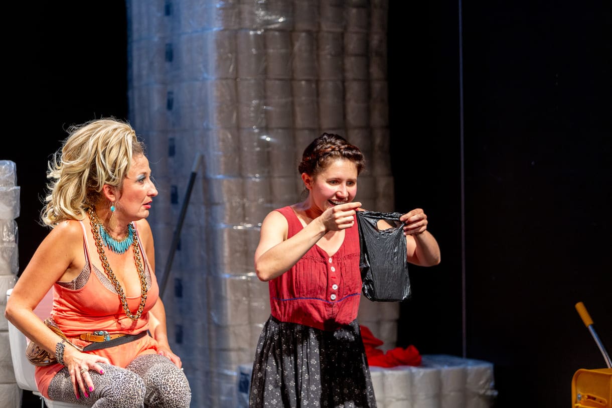 Szenenfoto aus "Die Präsidentinnen" im Theater Forum Schwechat