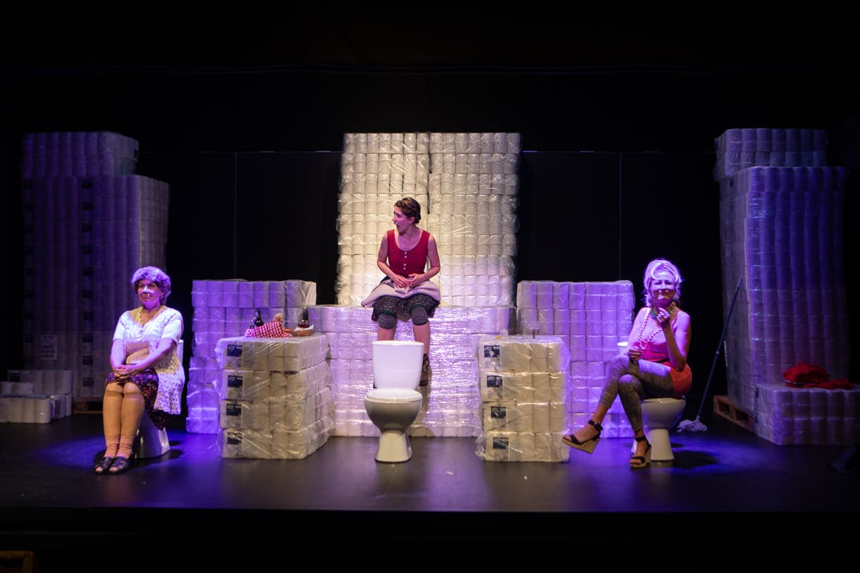 Szenenfoto aus "Die Präsidentinnen" im Theater Forum Schwechat