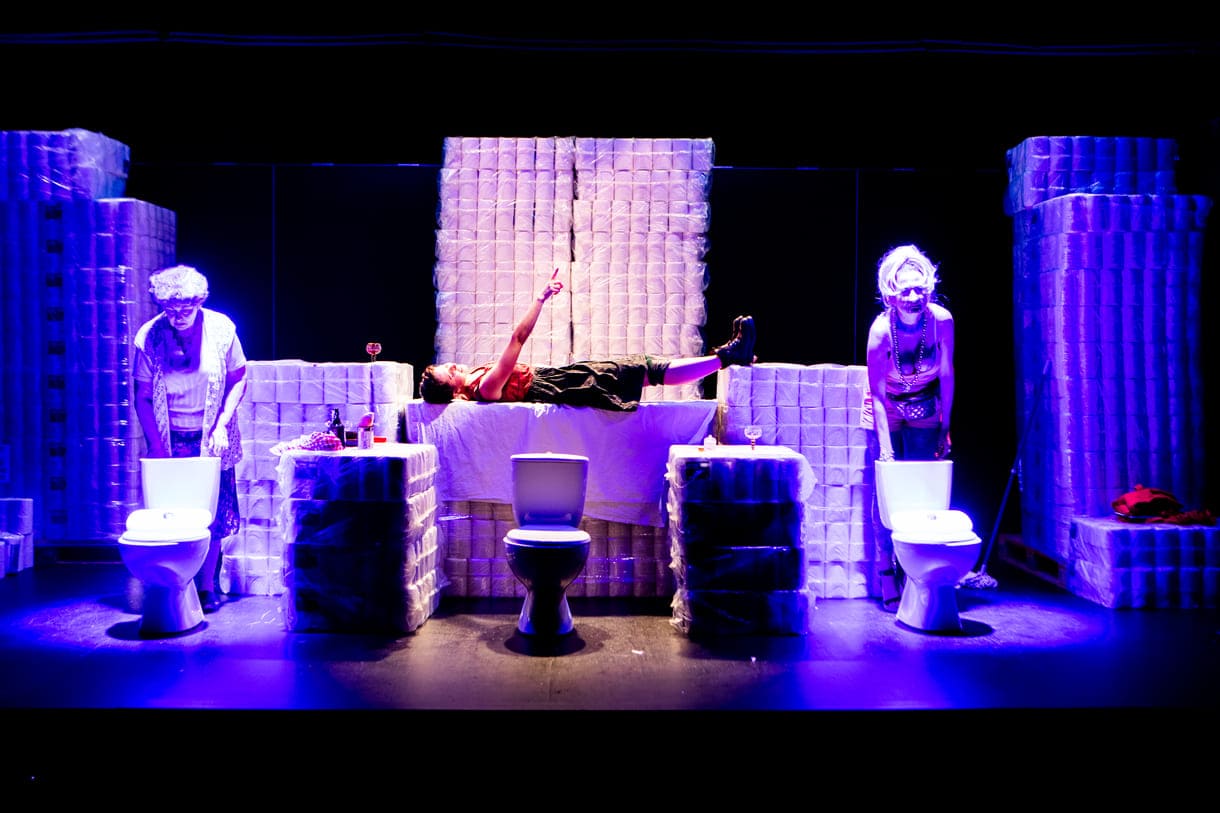 Szenenfoto aus "Die Präsidentinnen" im Theater Forum Schwechat