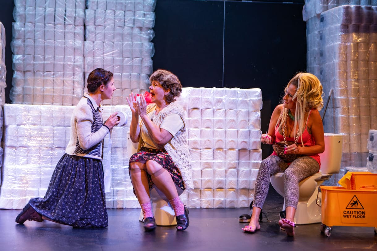 Szenenfoto aus "Die Präsidentinnen" im Theater Forum Schwechat