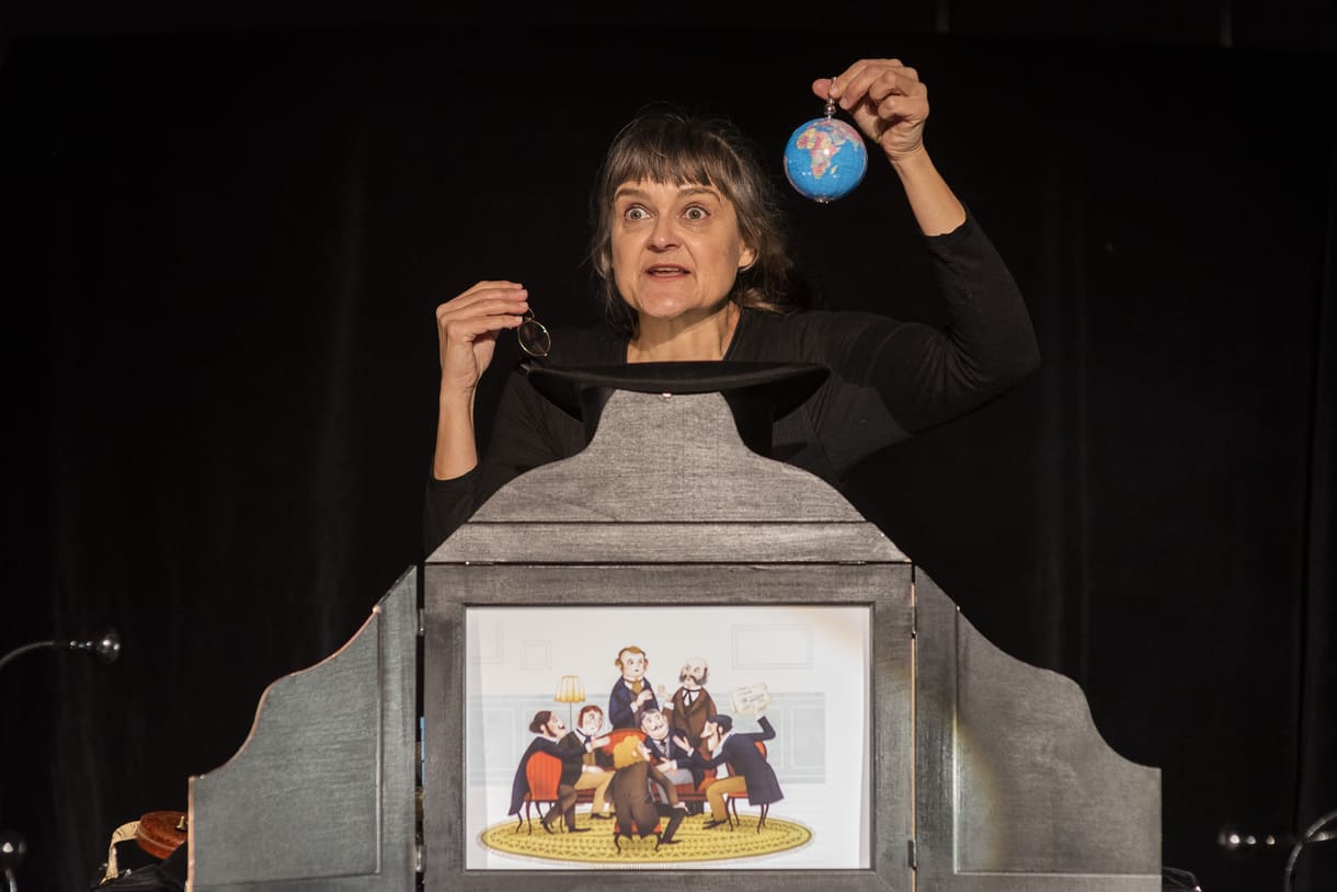 Bilderbuch-, Objekt- und Erzähltehater über die "Dinosauerier-Lady" Mary Anning im "Zirkus des Wissens" der JKU, der Johannes-Kepler-Uni in Linz