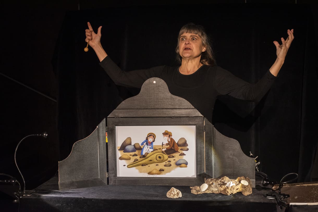 Bilderbuch-, Objekt- und Erzähltehater über die "Dinosauerier-Lady" Mary Anning im "Zirkus des Wissens" der JKU, der Johannes-Kepler-Uni in Linz