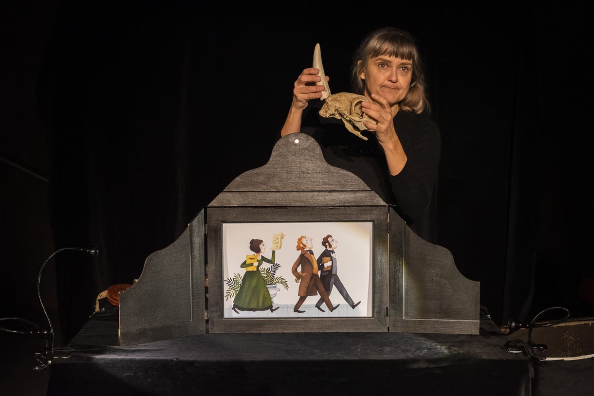 Bilderbuch-, Objekt- und Erzähltehater über die "Dinosauerier-Lady" Mary Anning im "Zirkus des Wissens" der JKU, der Johannes-Kepler-Uni in Linz