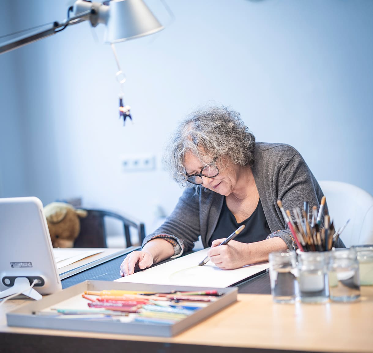 Illustratorin Barbara Waldschütz an ihrem Arbeitsplatz