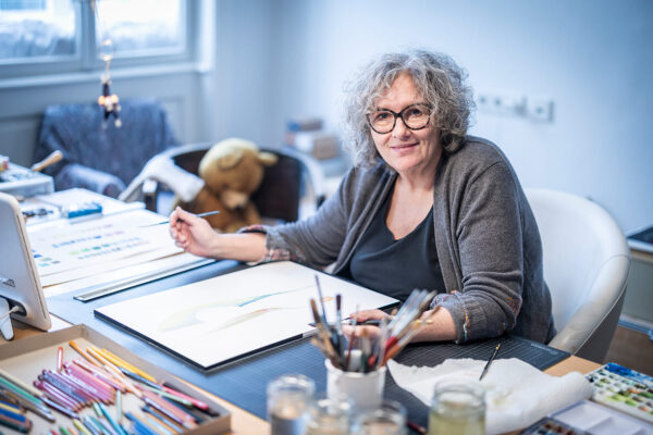 Illustratorin Barbara Waldschütz an ihrem Arbeitsplatz