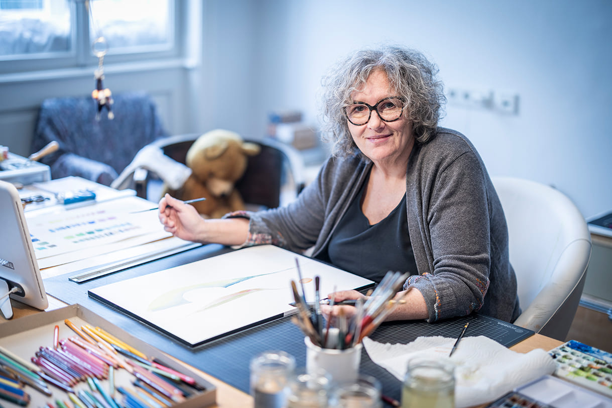 Illustratorin Barbara Waldschütz an ihrem Arbeitsplatz