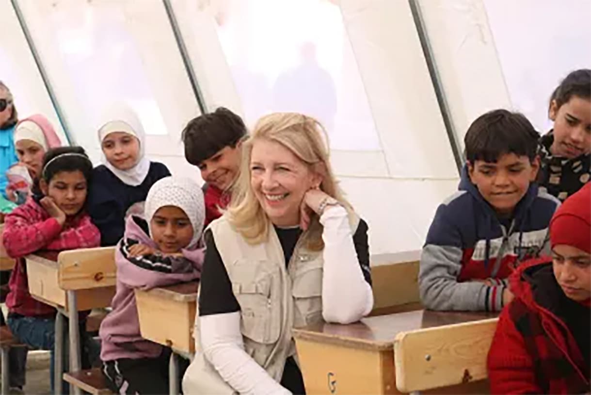 Unicef-Exekutivdirektorin Catherine Russell mit Kindern in einem Zelt im syrischen Aleppo