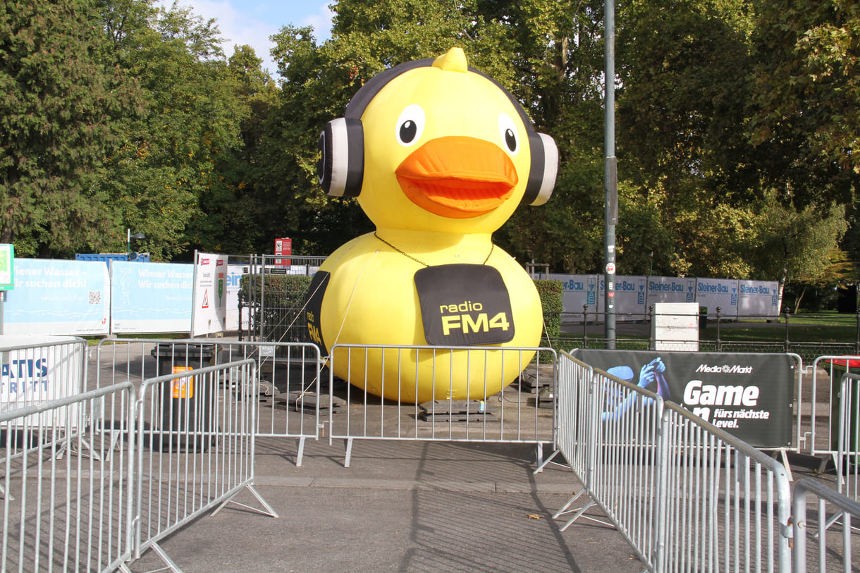 Riesen-Gummiente - als Blickfang-Werbung für den Jugend-Radiosender FM4