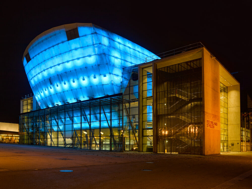 Blau beleuchtetes Festspielhaus St. Pölten - anlässlich 75 Jahre UNICEF
