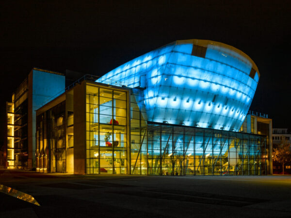 Blau beleuchtetes Festspielhaus St. Pölten - anlässlich 75 Jahre UNICEF