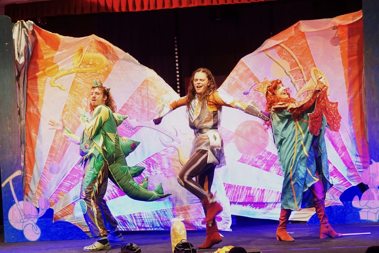 Szenenfoto aus "Drachen-Zirkus": Ritterin Felicitas Feuerblitz (Anna Maria Reeves) und Jungdrache Lordilu (Filip Kajmakoski) mit Drachenmutter (Anna Hnilička)