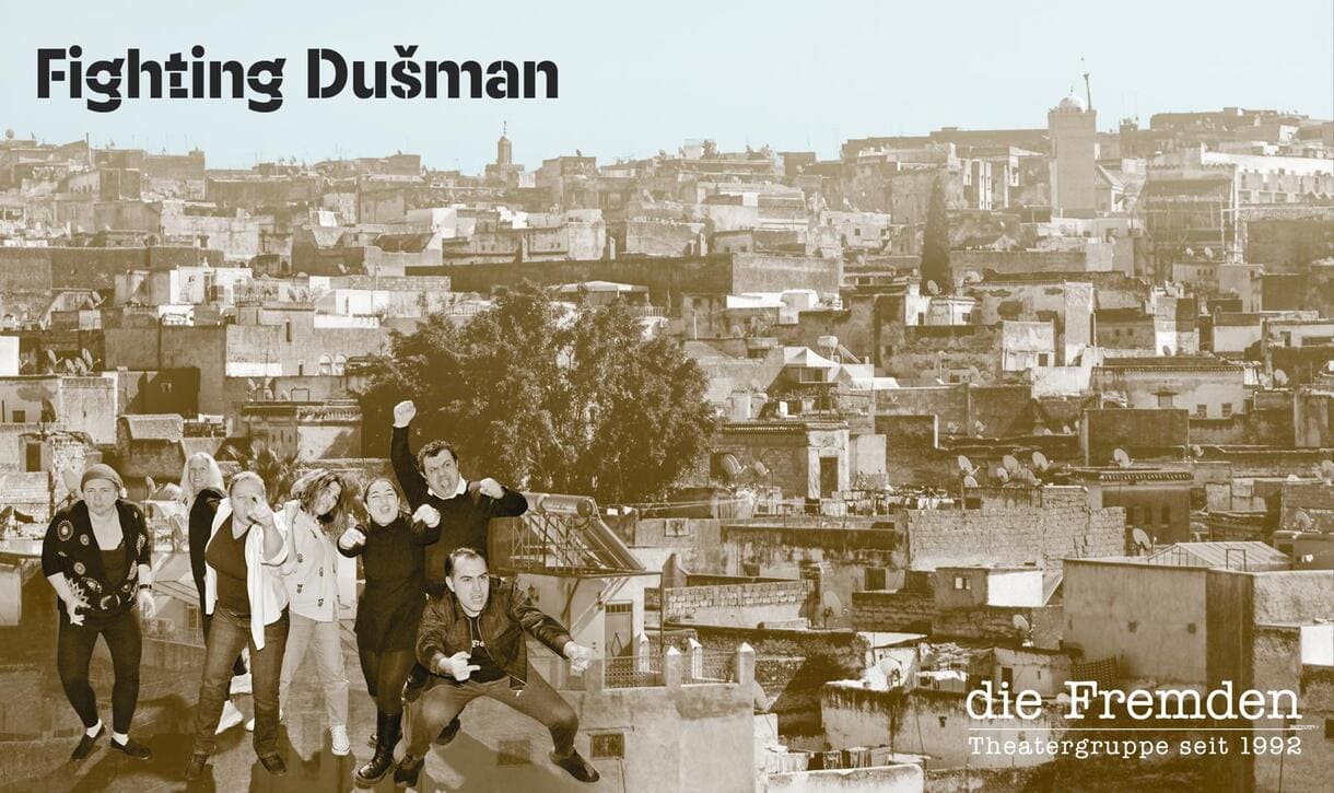 Foto einiger der Darsteller:innen vor einer Stadt - auf dem Programmzettel und der Bewerbung des Stücks 