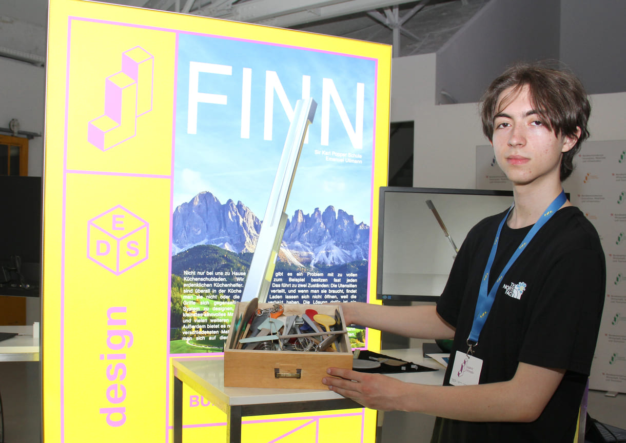 Emanuel Ullmann mit Modellen der modulaeren Küchengeräte