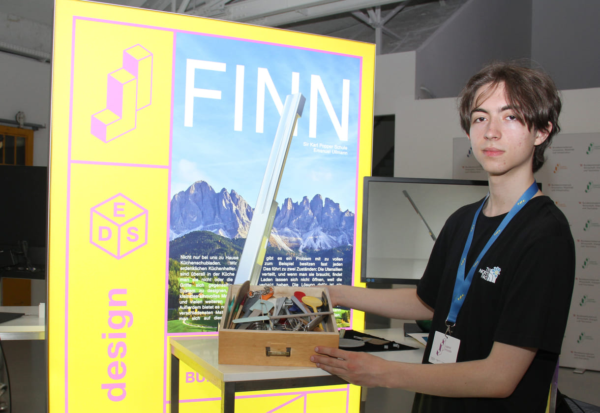 Emanuel Ullmann mit Modellen der modulaeren Küchengeräte