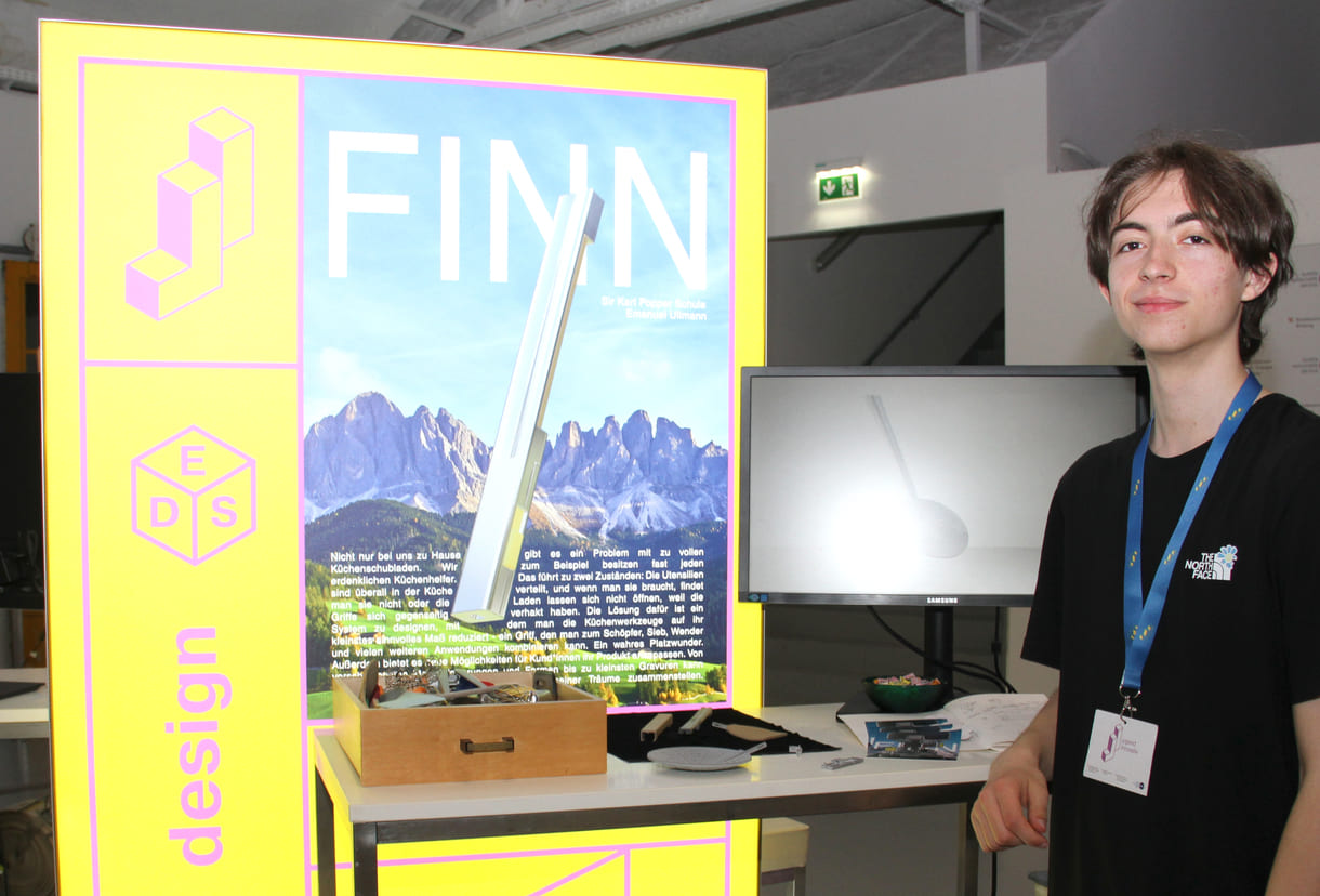 Emanuel Ullmann mit Modellen der modulaeren Küchengeräte
