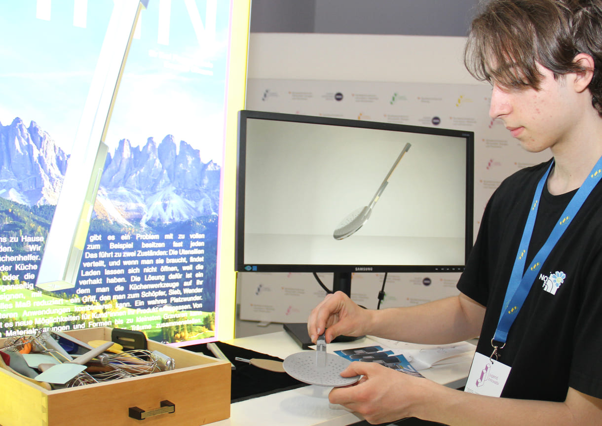Emanuel Ullmann mit Modellen der modulaeren Küchengeräte
