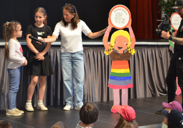 Eine der Pappfiguren mit Sprüchen zu Kinderrechten