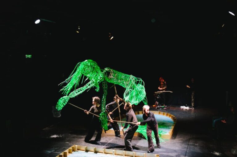 Szenenfoto aus (Gehäuse): Aurum von "Spitzwegerich" im Theater am Werk/Petersplatz