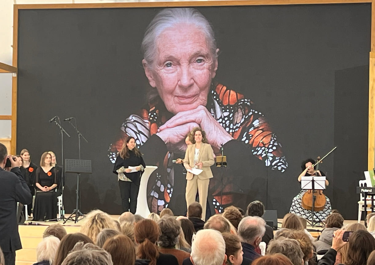 Eine der Geschäftsführerinnen des österreichischen Jane Goodall Institutes, Doris Dienst-Schreyvogel und Christina Meinl vom gastgebenden Familienunternehmen und selbst Co-Vorsitzende des internationalen JGI