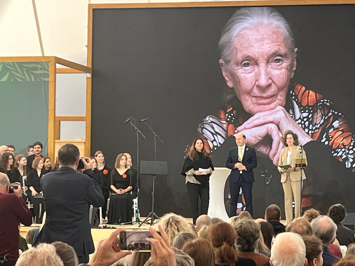 Eine der Geschäftsführerinnen des österreichischen Jane Goodall Institutes, Doris Dienst-Schreyvogel und Christina Meinl vom gastgebenden Familienunternehmen und selbst Co-Vorsitzende des internationalen JGI