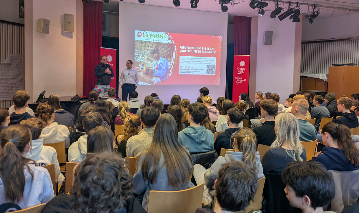 Über Kinder in Straßensituationen aus erster Hand berichtete Pater Rafael Bejarano Rivera vor Schüler:innen des GRG 13, Wenzgasse; neben dem Pater Jugend-Eine-Welt-Geschäftsführer Reinhard Heiserer