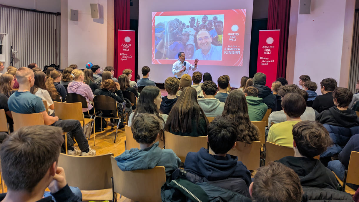 Über Kinder in Straßensituationen aus erster Hand berichtete Pater Rafael Bejarano Rivera vor Schüler:innen des GRG 13, Wenzgasse