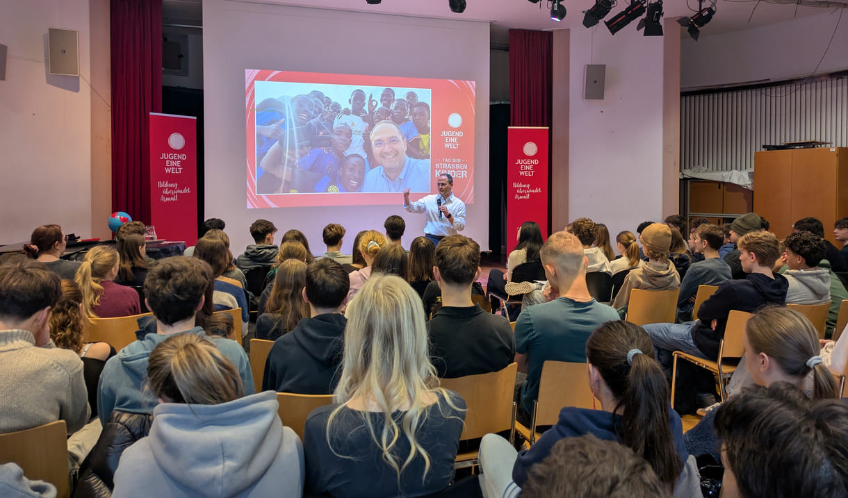 Über Kinder in Straßensituationen aus erster Hand berichtete Pater Rafael Bejarano Rivera vor Schüler:innen des GRG 13, Wenzgasse