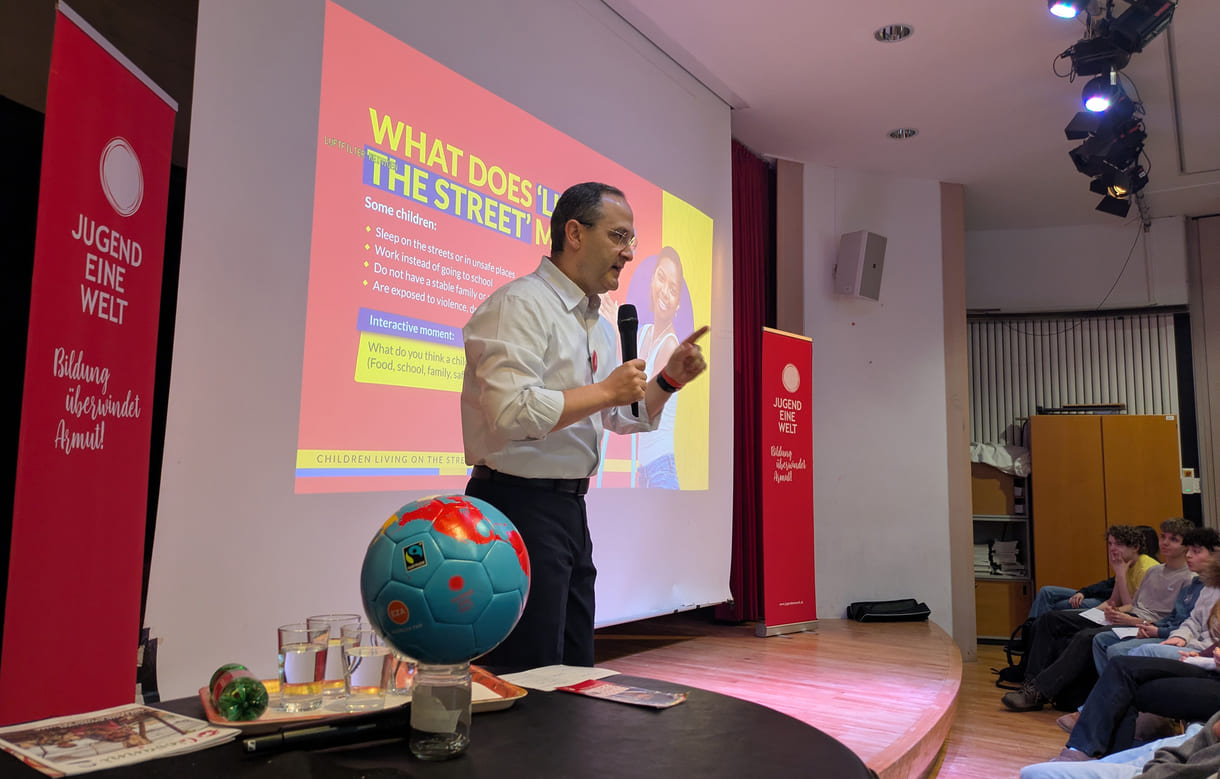 Über Kinder in Straßensituationen aus erster Hand berichtete Pater Rafael Bejarano Rivera vor Schüler:innen des GRG 13, Wenzgasse