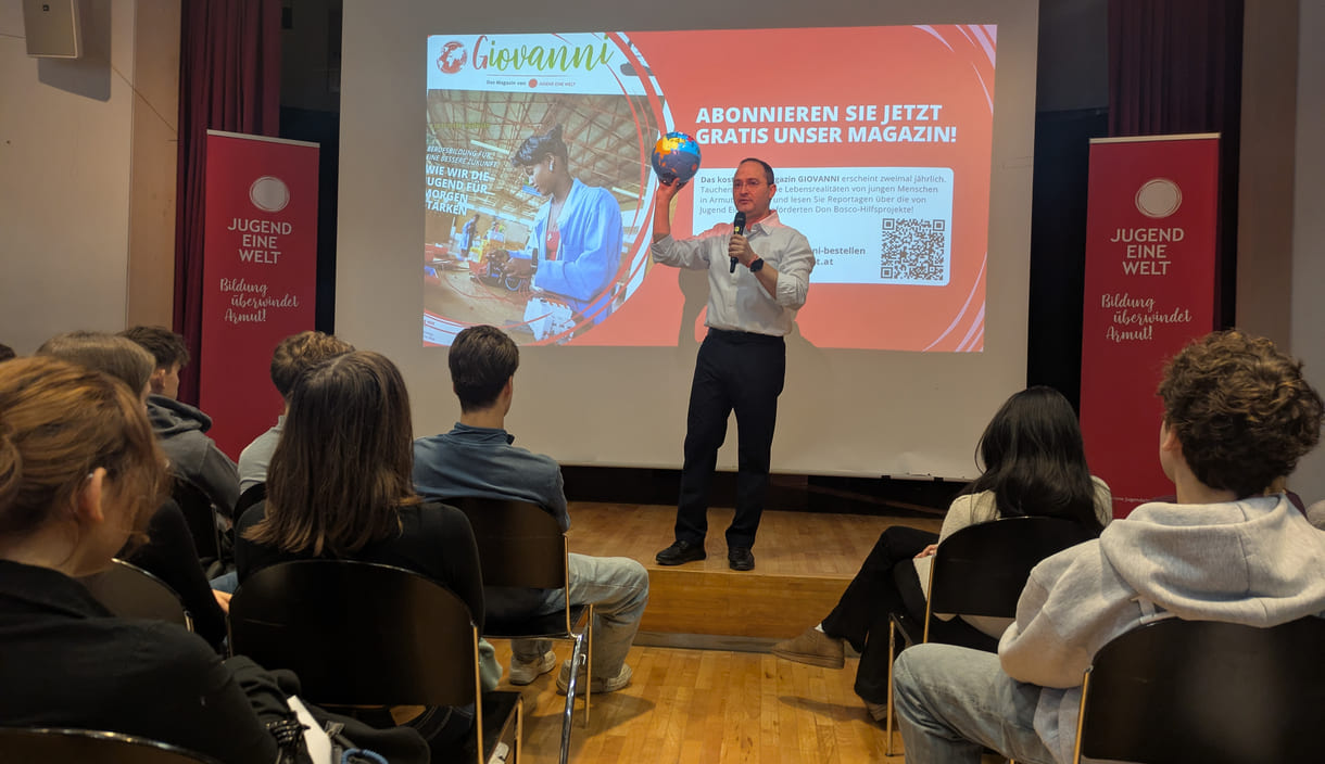 Über Kinder in Straßensituationen aus erster Hand berichtete Pater Rafael Bejarano Rivera vor Schüler:innen des GRG 13, Wenzgasse