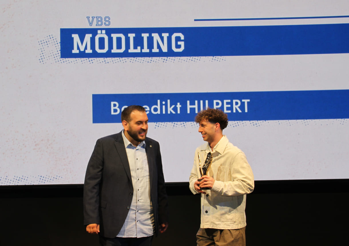 Benedikt Hilpert, bester VBS-Handelsschüler, mit seinem Laudator, Social-Media-Star „Fahrlehrer Niko“ (Nikola Marijoković)