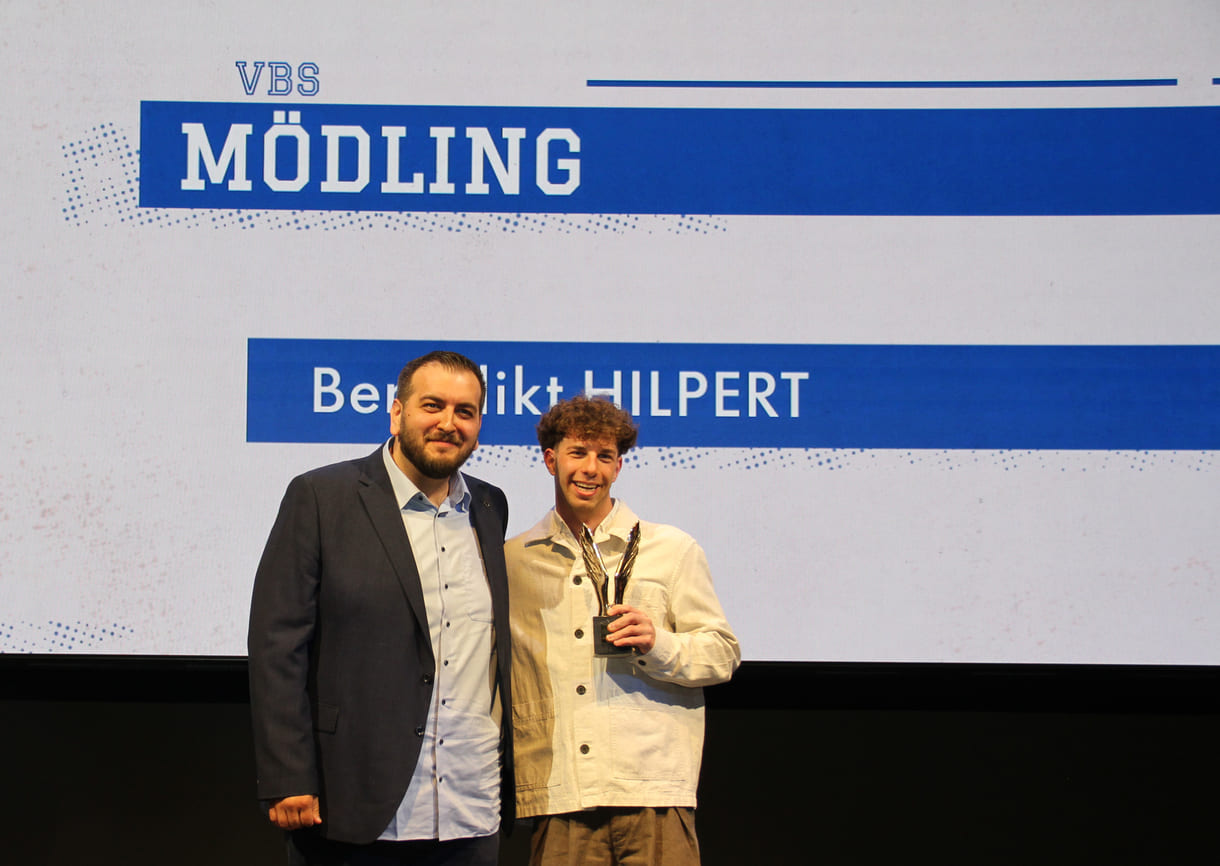 Benedikt Hilpert, bester VBS-Handelsschüler, mit seinem Laudator, Social-Media-Star „Fahrlehrer Niko“ (Nikola Marijoković)