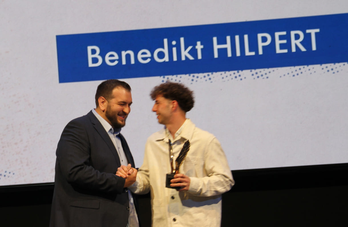 Benedikt Hilpert, bester VBS-Handelsschüler, mit seinem Laudator, Social-Media-Star „Fahrlehrer Niko“ (Nikola Marijoković)