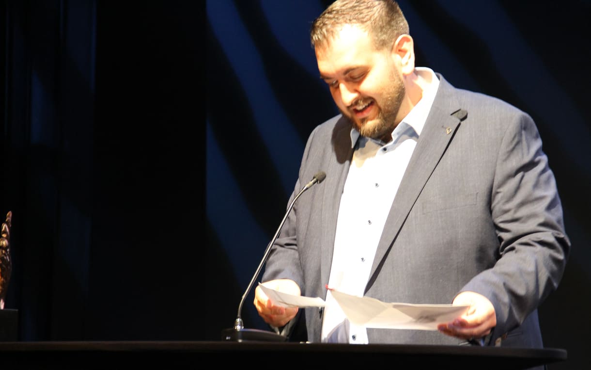 Benedikt Hilpert, bester VBS-HandelsschLaudator für den besten VBS-Handelsschüler: Social-Media-Star „Fahrlehrer Niko“ (Nikola Marijoković)