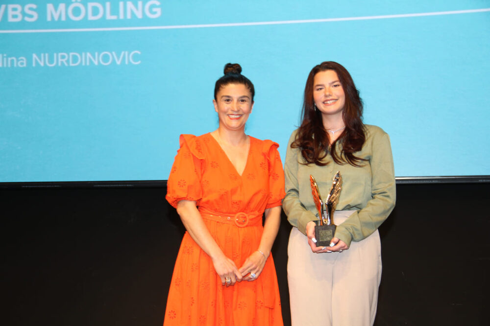 Nina Nurdinović aus der VBS Mödling bekam den Merkur für Best Student Handeslschulen - die Laudatio hielt Haubenköchin Parvin Razavi