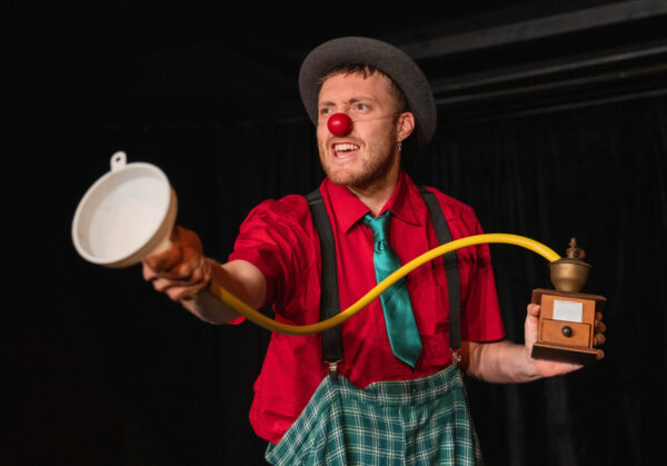 Dario Zorell als Clown in "Hasenfuß – Apfelmus - Pfiffikus"
