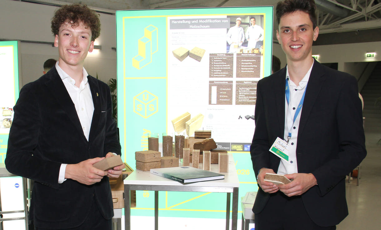 Lois Oberacher und Michael Wagner tüftelten an Dämm-Material aus Holz