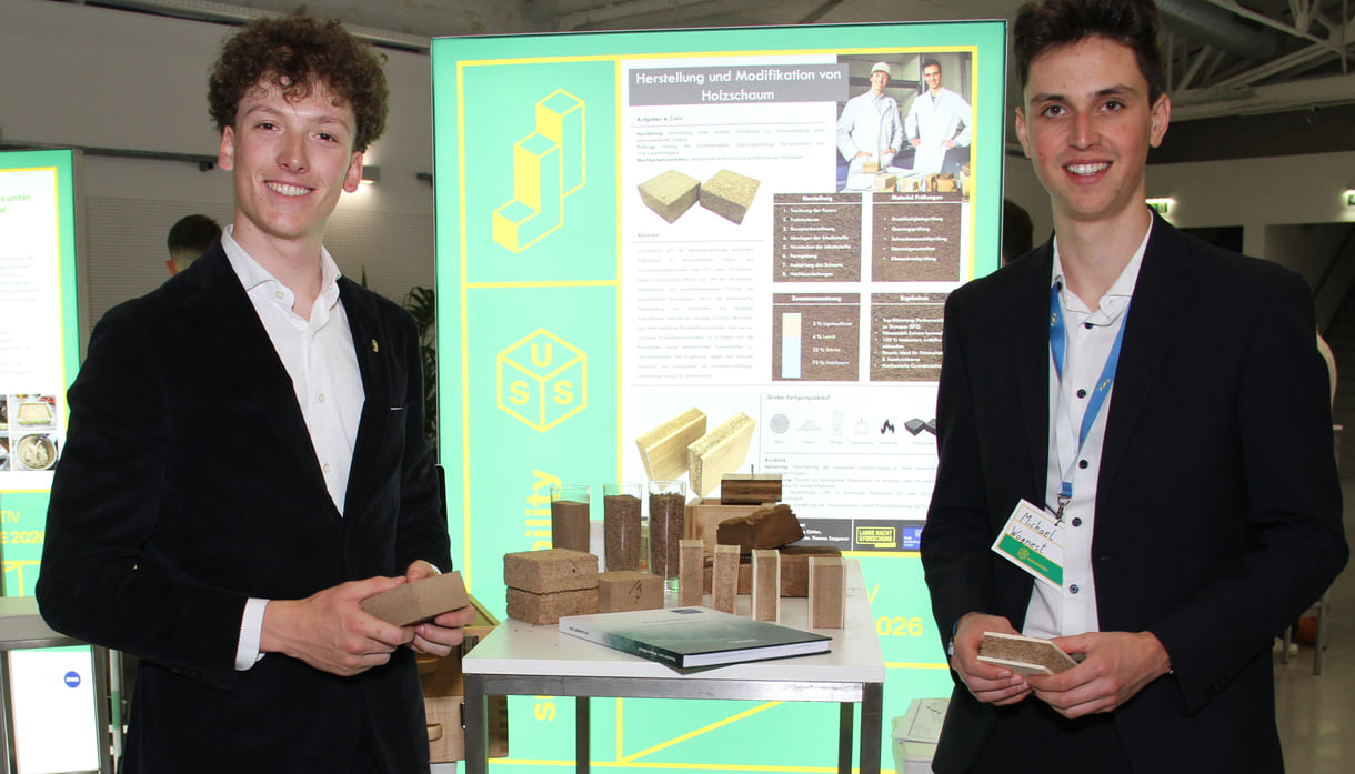Lois Oberacher und Michael Wagner tüftelten an Dämm-Material aus Holz
