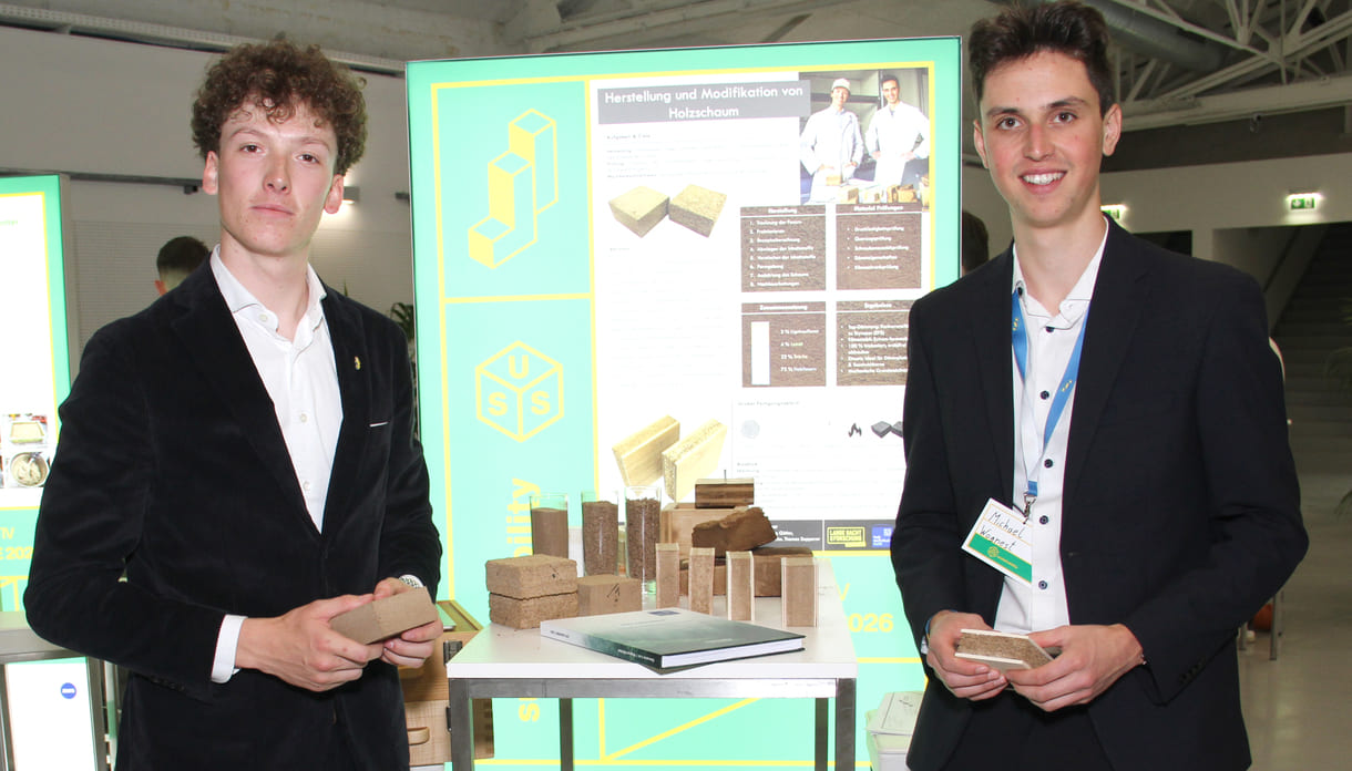 Lois Oberacher und Michael Wagner tüftelten an Dämm-Material aus Holz