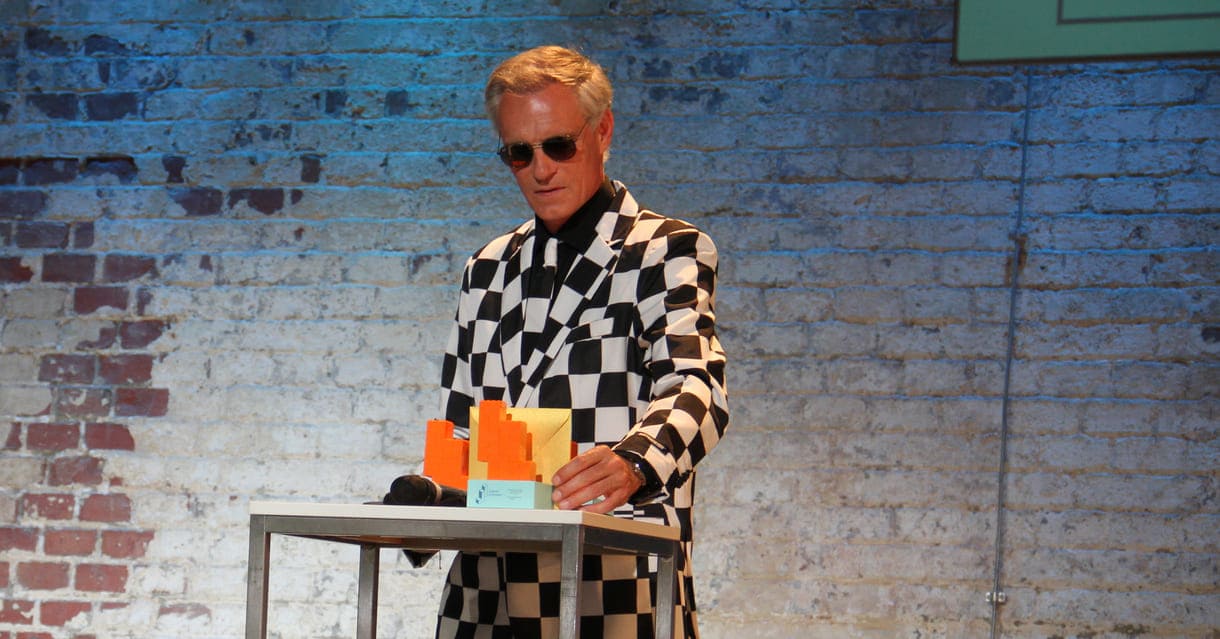 Mr. Cube mit den Statuen für die Preisträger:innen