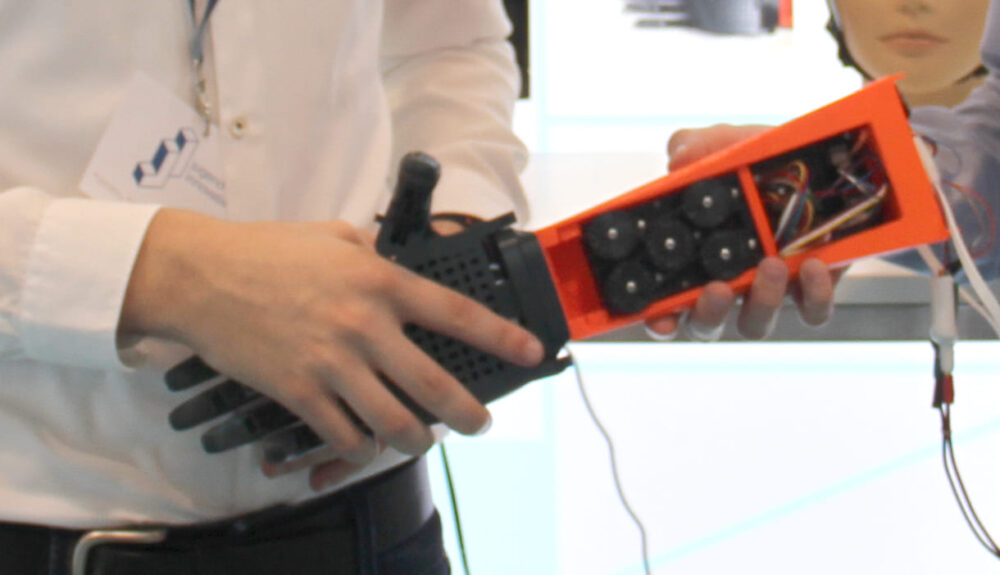 Fabian Schratz und Julian Gerstlohner bauten und programmierten "BionicArm" eine KI-lernende Hand-Prothese