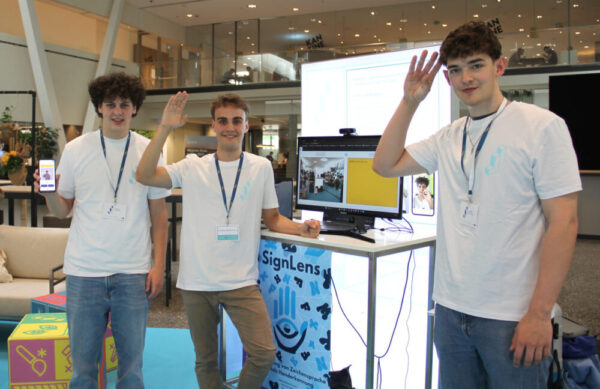 Felix Hufnagl, Maximilian Ferner und Patrick Holzer lehren dem Computer die US-amerikansiche Gebärdensprache - eines der Finalprojekte von Jugend Innovativ 2024